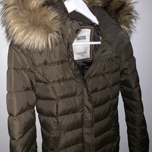 Vinterjacka med fuskpäls - Vinterjacka från Tommy hilfiger, använd endast ett fåtal gånger så är i fint skick. Fuskpäls på luvan.