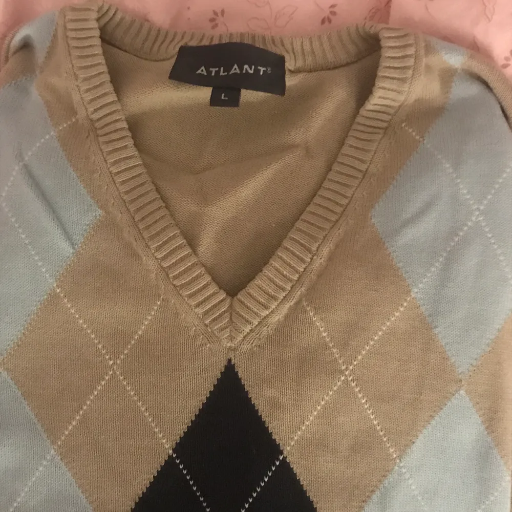 Säljer min sweater i argyle mönster, den är i storlek L så den är rätt oversize på mig som brukar ha S :) om många är intresserade så bud gärna i kommentarerna eller köp direkt för 200+ frakt 💕. Tröjor & Koftor.