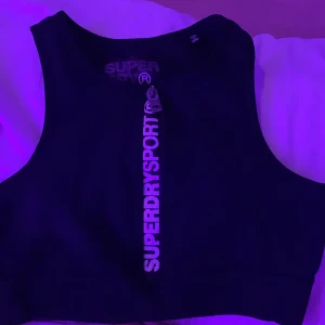 Superdry Sport-bh/Träningstopp - Svart Träningstopp/sport-bh från superdry. Använd typ 2 ggr men har haft den väldigt länge. Bra skick och sågott som ny.