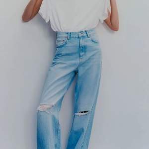 Superfina jeans från Zara i modellen ”90s full length” som är helt oanvända (bara provade) 💖 Säljer då de inte passar mig helt tyvärr!! Nypris var 400 kronor. De är högmidjade och har slitna kanter. Skriv om ni vill ha fler bilder 💖