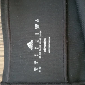 ADIDAS Tränings tights 3/4 - I nyskick. Använd en gång.  Adidas Climate. Längd: trekvarts. STL:S 