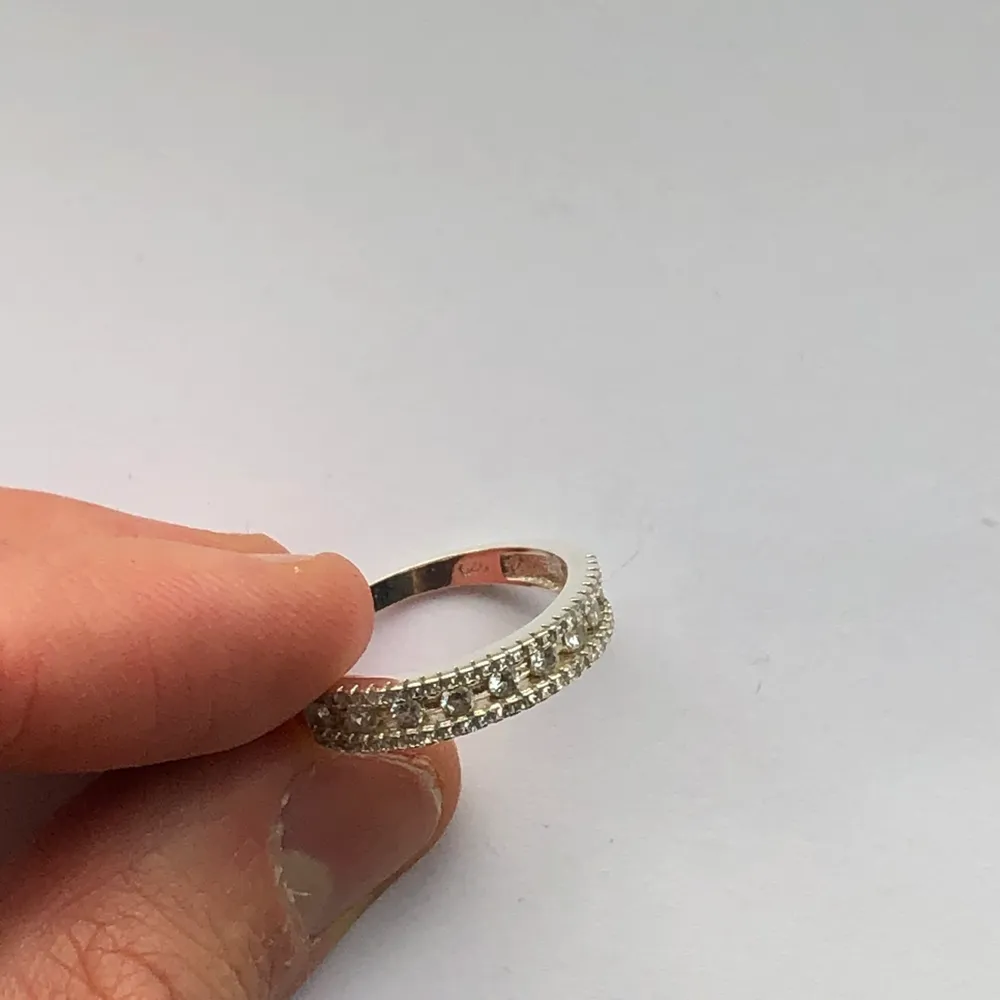 Superfin ring med strassstenar i sterlingsilver. Superfint skick och nypris på 250kr. Köpare står för frakt 💞.. Accessoarer.