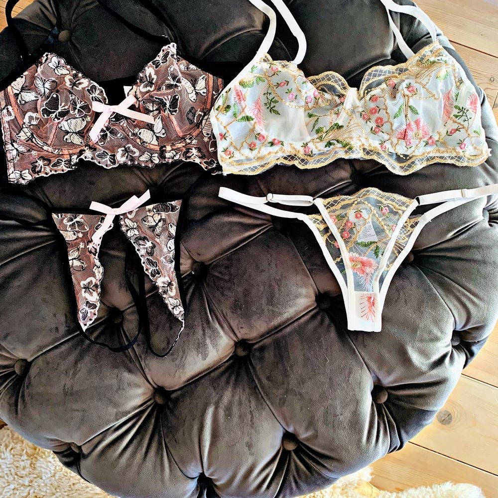 Väldens finaste sett med trosa och bh. Jag är beroende av att köpa underklädessett och ibland passar de inte mig. Fråga gärna för fler bilder. Trosorna är string. I storlek s. De passar tyvärr inte mig. Helt oanvända. Fråga gärna för mer info🥰. Övrigt.