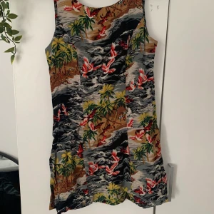 klänning - Säljer en klänning köpt secondhand. Väldigt bra skick, tunnt tyg. Frakten ingår inte i priset!😊