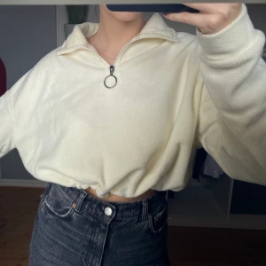 Vit fleecetröja med dragkedja - Vit fleecetröja med dragkedja från Boohoo! Den är croppad och justerbar i midjan. Storlek S💗