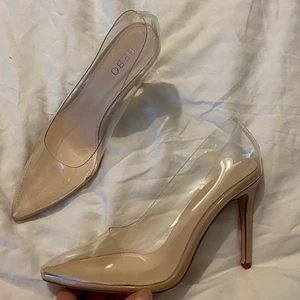 Transparenta klackar! - Sjukt snygga klackar! Älskar men de kommer tyvärr inte till användning då de är för stora för mig... annars riktigt bekväma och aldrig använda , klackhöjd 10 cm 🤍