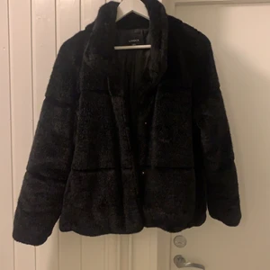Pälsjacka  - Snygg pälsjacka från Lindex. Inte äkta päls!!! Köpt för något år sedan för 800kr om jag inte minns fel. Den är använt men i fint skick! Enda defekten som finns ser ni på bild 3, där pälsen blivit lite nött under armarna. Hör av er vid frågor ❤️ Frakt står köparen för 🚚