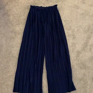 Mörkblå vida byxor i ett vikt matrial  - Byxorna är från ZARA kids i storlek 140 och är i ett väldigt fint skick med bra kvalitet! Byxorna är väldigt finna och har anväds ett fåtal gånger och säljs då min dotter tyvärr växt ur dom! Kontakta för mer bilder eller annan information!