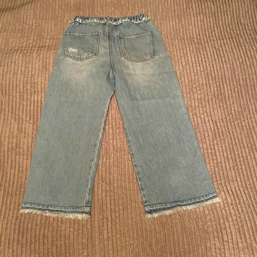 Säljer dessa vida ljusa jeans ifrån Zara, köpt på barn men passar XS:). Jeans & Byxor.