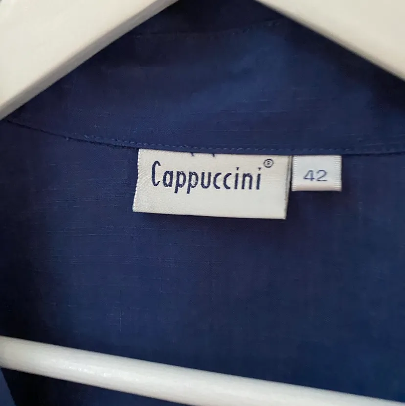 Mörkblå skjorta från Cappccini! I stl 42 (passar för S) 🥰. Skjortor.