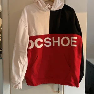 Dcshoecousa hoodie - Hoodie i nyskick.