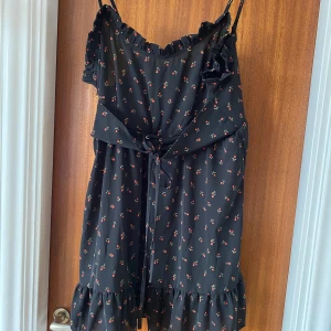 Oanvänd klänning  - Oanvänd klänning från prettylittlething