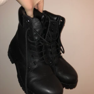 Svarta kängor - Svarta kängor i fejkläder från Linear. Använda några enstaka gånger! Kommer putsas upp och impregneras innan de skickas. 