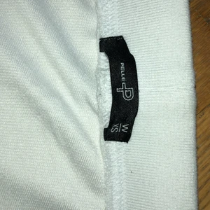 Pelle P vit kjol - 💗Jag har aldrig använt Kjolen och nu är den för liten, den sitter åt ganska tajt och går ner till ovanför knäna. Jag köpte den för 400kr.💗⚡️Säljer för 200 men det går ju alltid att pruta😎