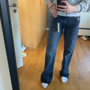 Zara 90s full length jeans - Säljer nu de super populära 90s full length jeansen från Zara som är HELT slutsålda! Storlek 34 och dem är långa i benen & midi höga i midjan💕. Helt oanvända och lappen finns kvar✨ Frakten kostar 66kr! buda i kommentarerna❤️ HÖGSTA BUD 220+frakt! SÄLJS DIREKT för 400+frakt