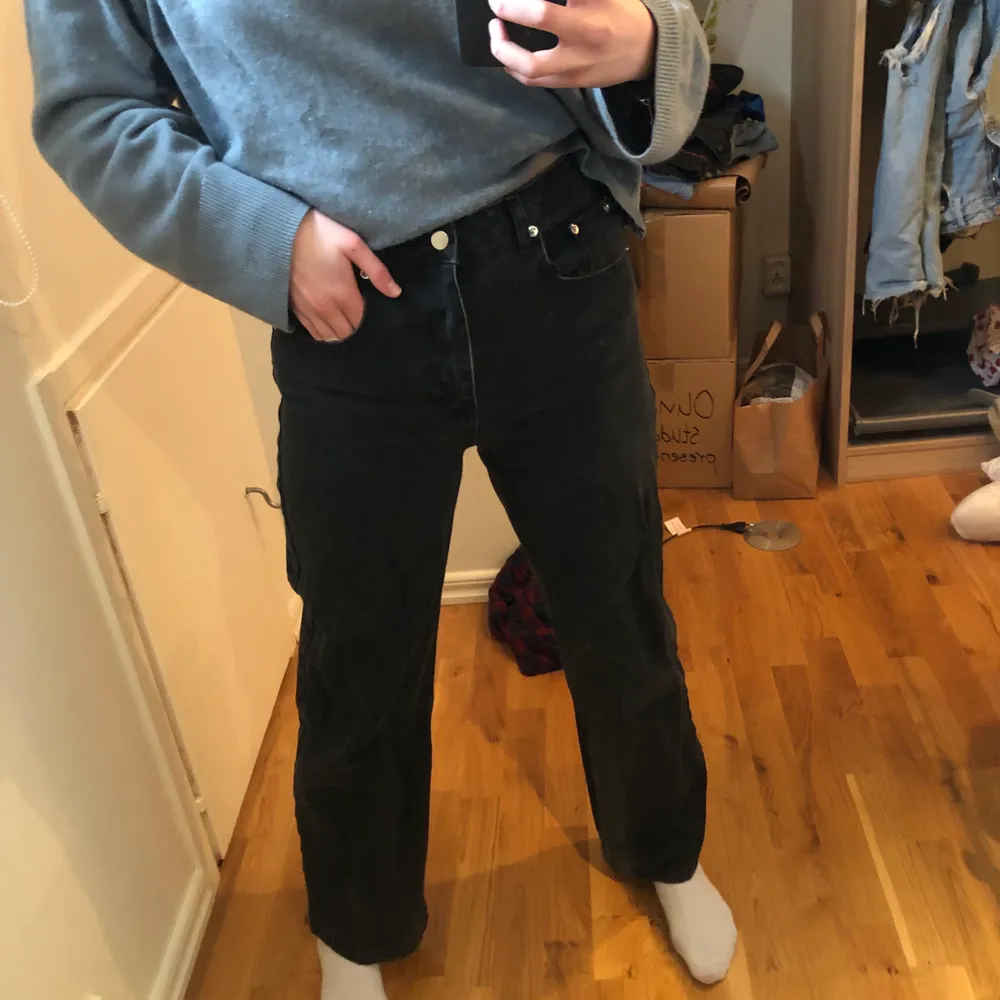 Säljer dessa snygga svarta raka jeans från AFJ x Na-Kd. Använda ett fåtal gånger och är därav i bra skick. Säljer då de inte används. St 36 men skulle sitta snyggt på en 34 med. 100kr exklusive frakt. 👻. Jeans & Byxor.