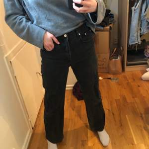 Säljer dessa snygga svarta raka jeans från AFJ x Na-Kd. Använda ett fåtal gånger och är därav i bra skick. Säljer då de inte används. St 36 men skulle sitta snyggt på en 34 med. 100kr exklusive frakt. 👻