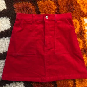 Manchesterkjol - Röd kjol i manchester! Nyskick. Storlek 36. Går att mötas upp i Hagfors eller så skickas den med posten där köparen står för frakten!