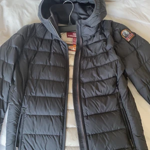 Parajumper  - Använd Max 3 gånger, inköpt på kidsbrandstore. Storlek L (barnstorlek) men passa lätt en xs/ i vuxenstorlek. Ganska tunn så den passar perfekt som vårjacka!! 