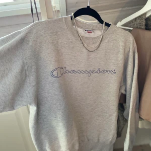 CHAMPION SWEATSHIRT - Intressekoll på denna grå championsweatshirt storlek M, kan vara herr M, men passar mig perfekt och lägger sig fint precis som man vill ha den. Fick den av min pappa som köpte den för flera år sedan i USA (äkta). Jag älskar verkligen denna tröjan så säljer den inte om jag inte är nöjd med budet. Har ni frågor är det bara att höra av dig så svarar jag gärna på dessa🤍🤍🤍 EDIT: Högsta budet är 300kr