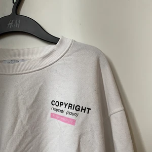 Vit tröja med tryck - Vit sweatshirt från Bershka med tryck fram och bak. Tröjan är använd, så den är lite nopprig, men annars inga fel på den!