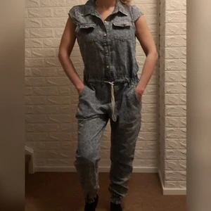 Jeans overall  - Bra kvalitet,  jättefin och kul för sommaren,  passar M/L