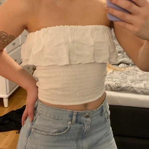 Söt sommartopp  - Vit söt topp från Nelly! Aldrig använd, lapp finns kvar🧚🏼‍♀️🤍 storlek S