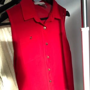 Nly trend blus - Säljer denna jättefina blus utan ärmar från Nelly. 