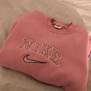 Funderar på att sälja min vintage rosa Nike spellout tröja om jag får ett bra bud! Storlek XL (barn). Skulle säga att den passar xs-s. Startbud: 500 kr och varje bud ökas med minst 25kr. HÖGSTA BUD NU: 650kr