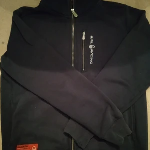 Sail racing kofta - En sail racing kofta som jag inte har använt på grund av att den är för stor. Det är i storlek M men den är stor i storleken så den är som i storlek L.inga hål eller fläckar den är som ny