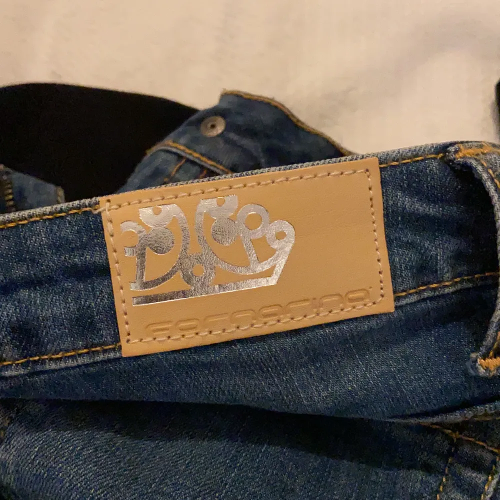 Jätte snygga från ett italienskt märke köpt på Raglady, lågmidjade jeans i storlek 27 som är S, märket heter fornarina, frakten står köparen för och budgivning ifall fler är intresserade. Jeans & Byxor.