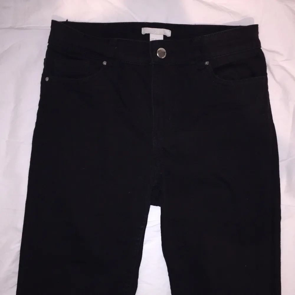 Svarta högmidjade jeans från H&M✨ Bra skick, har använts mycket få gånger. Jeans & Byxor.
