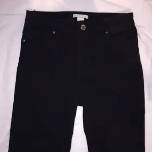 Svarta högmidjade jeans från H&M✨ Bra skick, har använts mycket få gånger