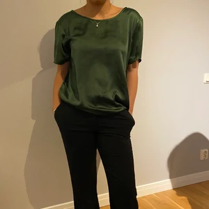 Blus från Rut & Cirlcle  - Jätte snygg kortärmad i rå snygg färg från Rut and cirlcle med djup urringning i ryggen, i satin. köparen står för frakten.