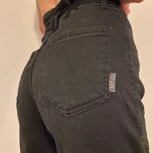 Zara svarta jeans - Hej 👋🏼 säljer de super sköna Zara jeans som jag hade på mig kanske tre gånger. Köpte snabbt och har knappt använd pga inte riktigt min stil 😩 Storlek står som 38, men jag har 34 och passar nästan perfekt. Om Du vill se mer bilder på saker eller snacka om priset det är bara skriva. Är öppet för allt ✨ Lägsta bud: 90