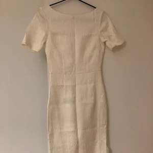 Vit klänning - Klänning från H&M. Köparen står för frakten, ca 40kr.