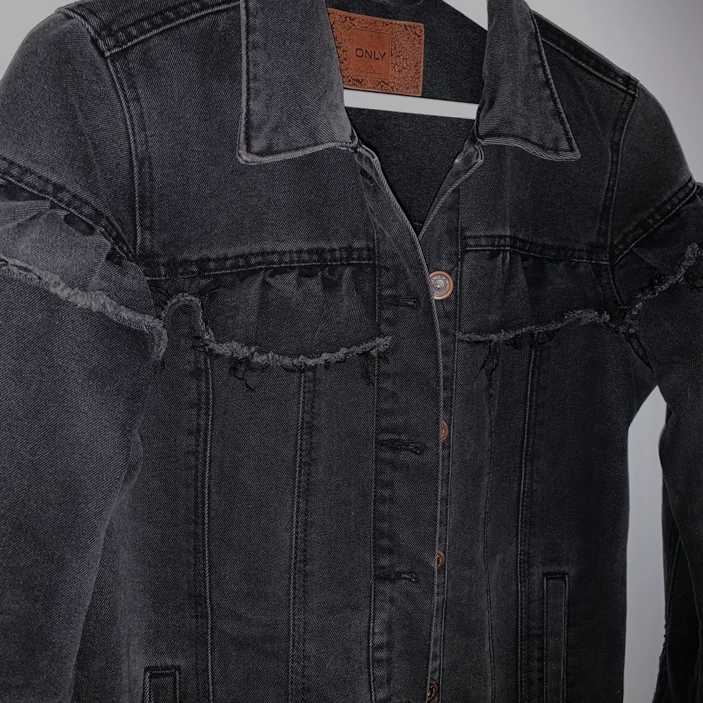 Grå/svart jeansjacka med volang | Plick Second Hand