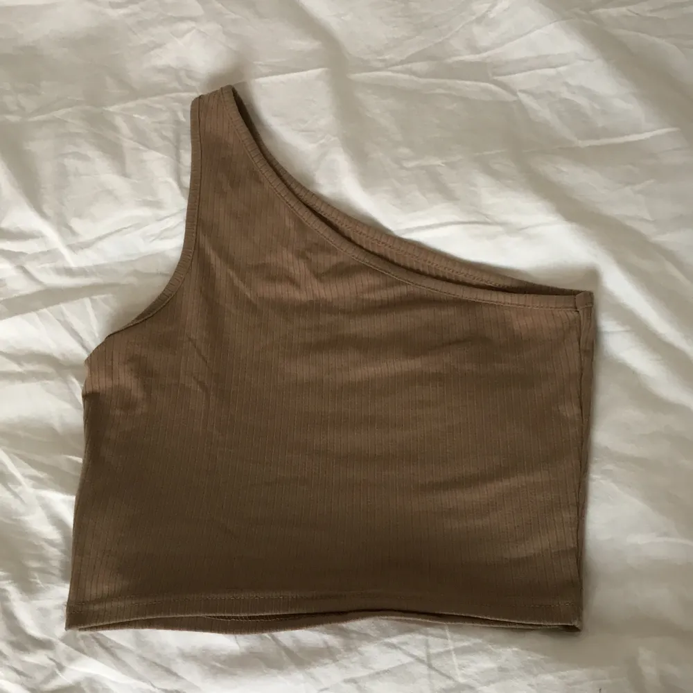 Säljer denna bruna tröja då den aldrig kommit till användning i XS (Helt oanvänd). Toppar.