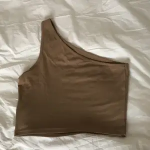Säljer denna bruna tröja då den aldrig kommit till användning i XS (Helt oanvänd)