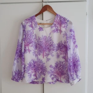 Mönstrad blus  - Fin lila blommig blus.