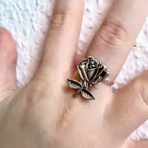 ’the flower of love’ Ring - 29kr  Fraktkostnad 19kr  Finns möjlighet att mötas upp i centrala Stockholm efter överenskommelse. - därav ingen fraktavgift.