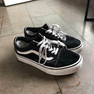 Vans - Klassiska vans i storlek 38! Lite kraftigare sula men inget överdrivet.