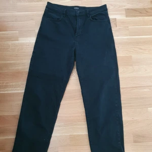 Svarta jeans  - Svarta jeans från lindex, köparen står för eventuell frakt♡