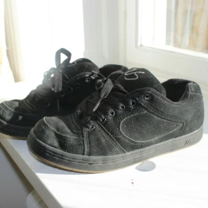 És chunky skate-sneaker - Jag behöver inte dessa längre, därför säljer jag de vidare! Använda lite grann bara, så fortfarande bra skick på de. Sulan så gott som lika tjock osv...Priset går alltid att diskuteras! Frakt ingår, skickas enbart.