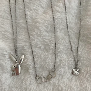 Trendiga halsband - Supersnygga halsband som jag gör själv. Finns några av varje par! REA: 60kr/st+ frakt💜 Gratis frakt vid köp av fler. (Playboy är slut)