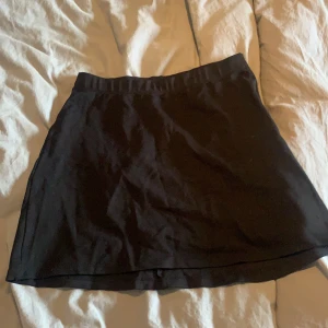 Svart kjol - Kjolen har ett tjockt material som är mycket stretchigt. Den kan passa personer som både har s & m 