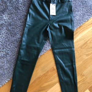 Nya Zara byxor i skinnimitation 🌿 - •Superfina, trendiga leggings i kul färg •Storlek L •Helt nya med lapparna kvar •Inköpta för 259 kr, säljer för 120 kr 🚫Djurfritt och rökfritt hem 📍Kan mötes upp i Mölnlycke 📬Kan skickas mot fraktkostnad