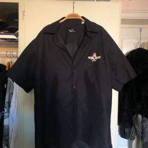 Svart skjorta  - Luftig och bred kortärmad skjorta med tribal symbols (tror jag), köpt second hand. Inte använd så många gånger, så nästan som ny. Möts upp i city eller söder🤝