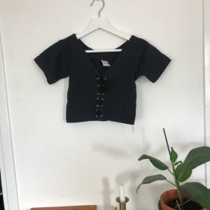 Snörad rave-top - Supertrendig rave-top från Humana! Croppad och skitfin 🍷 