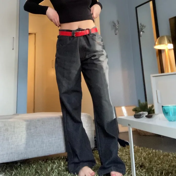 Så sjukt snygga å coola jeans. De är för stora för mig som har typ waist 27-29 men köpte de och tänkte sy in. Gjorde ett halvhjärtat försök men bestämde mig för att sälja ist. Riktigt riktigt snygga, fint skick (mindre defekter som ej syns). Är 167. Unisex 💞 (BUDGIVNING UNDER ANNONS) avslutas fre 26 feb kl 20.00. Kan endast frakta (och fraktkostnad tillkommer på 60 kr.). Jeans & Byxor.